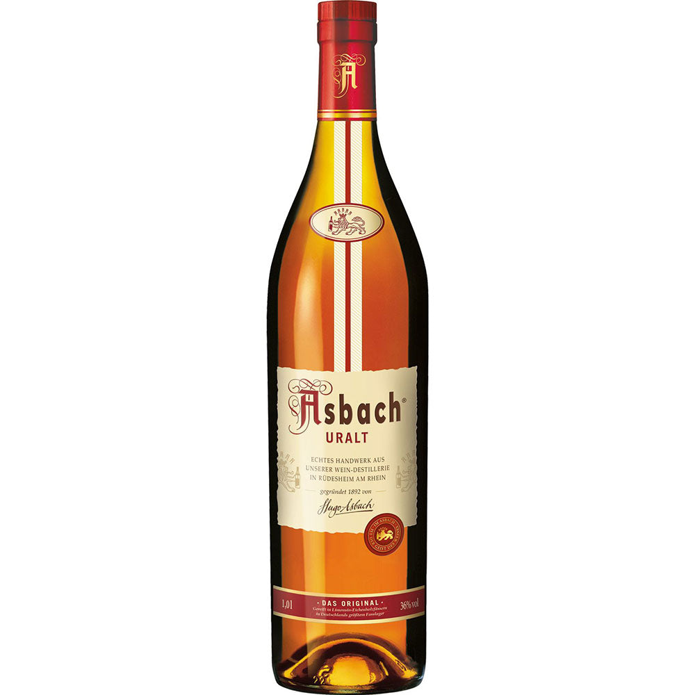 Eine 1-Liter-Flasche Asbach Uralt 36% von Asbach mit einem cremefarbenen Etikett mit roten Akzenten auf weißem Hintergrund.