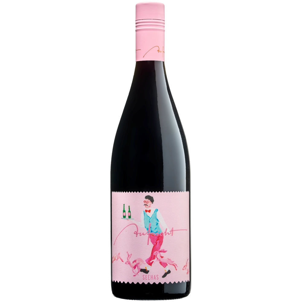 Eine Flasche „Aufricht Seehas Noir Rotwein-Cuvée trocken 2025“ vom Weingut Aufricht, die sich durch ihren rosafarbenen Verschluss und ihr rosafarbenes Etikett auszeichnet, auf dem ein Mann und rennende Kaninchen abgebildet sind, bringt die Finesse des Spätburgunders in dieser herrlichen Rotwein-Cuvée kunstvoll zur Geltung.