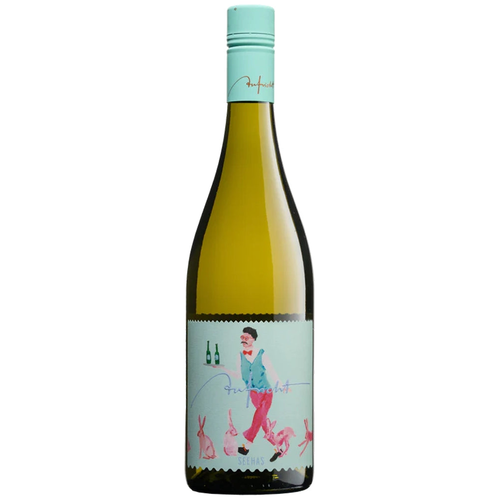 Eine Weinflasche mit einem farbenfrohen Etikett, auf dem ein Mann, rosa Kaninchen und im Hintergrund zwei grüne Flaschen abgebildet sind, der „Seehas Weißwein-Cuvée trocken 2025“ vom Weingut Aufricht spiegelt auf spielerische Weise den temperamentvollen Charakter dieses Bodenseeweins wider – eine harmonische Cuvée aus Rivaner und Weißburgunder.