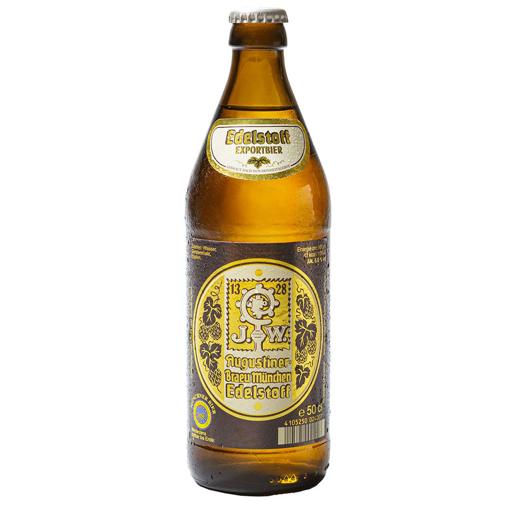 Eine Braunglasflasche Augustiner Bräu Edelstoff 0,5L (MEHRWEG) mit gold-gelbem Etikett von Münchens ältester Brauerei, aufrecht stehend. Packung: 20x 0,5L.
