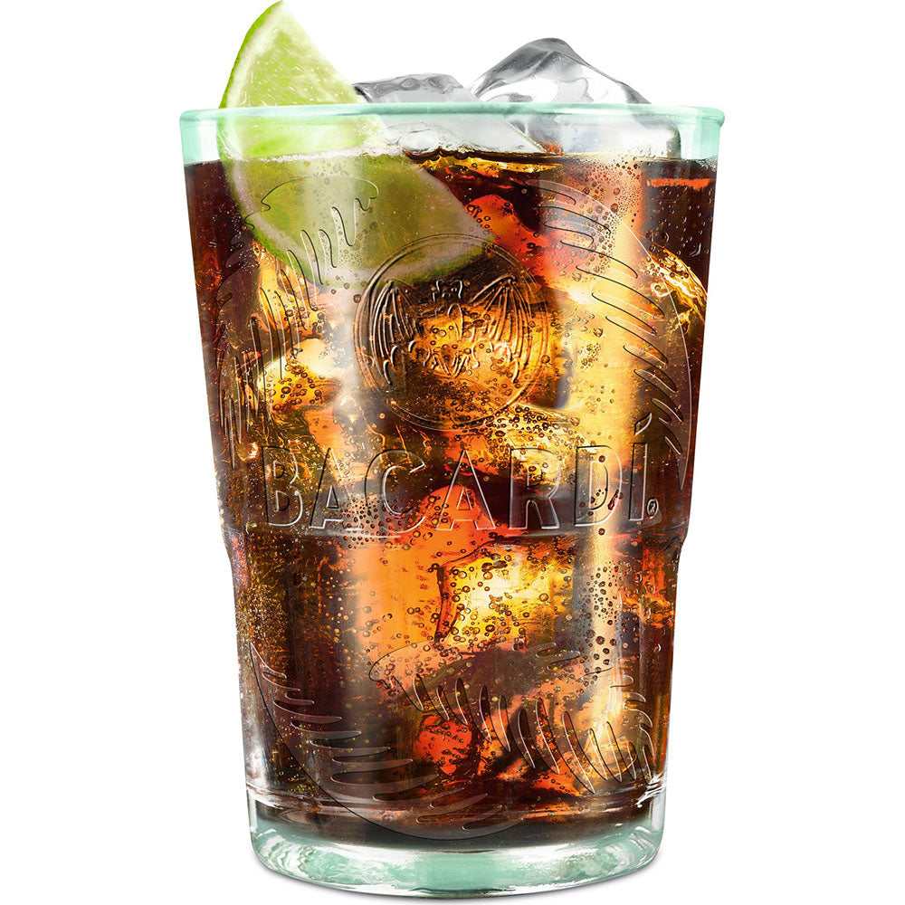 Ein Glas dunkles Soda mit Eis und Limette, serviert in einem Bacardí-Glas, unterstreicht perfekt den Bacardí Carta Oro Gold Rum 37,5% 1 Liter.