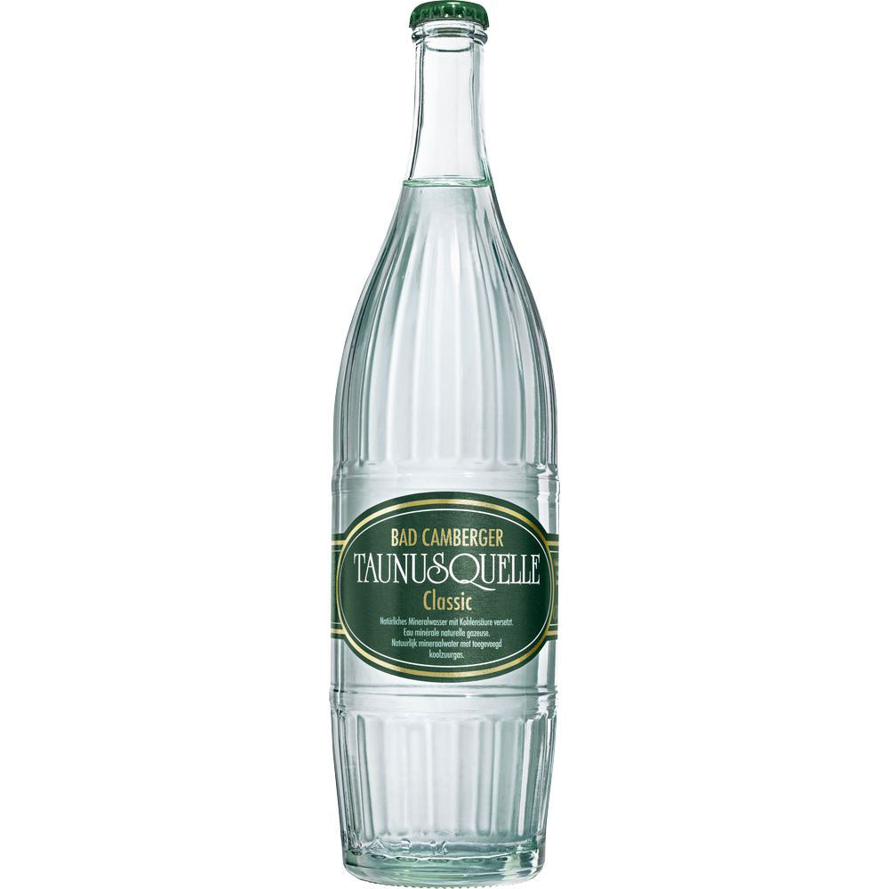 Eine Klarglasflasche Bad Camberger Taunusquelle Classic 0,75L (Mehrweg) von Taunusquelle, mit grünem Etikett - ideal für die gehobene Gastronomie.