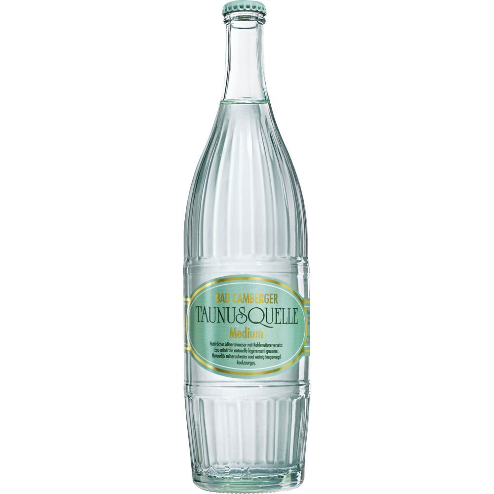 Eine 0,75L Klarglasflasche Taunusquelle Bad Camberger Taunusquelle Medium (12er-Pack, Mehrweg) mit grün-gelbem Etikett, die feinperlig erfrischt.