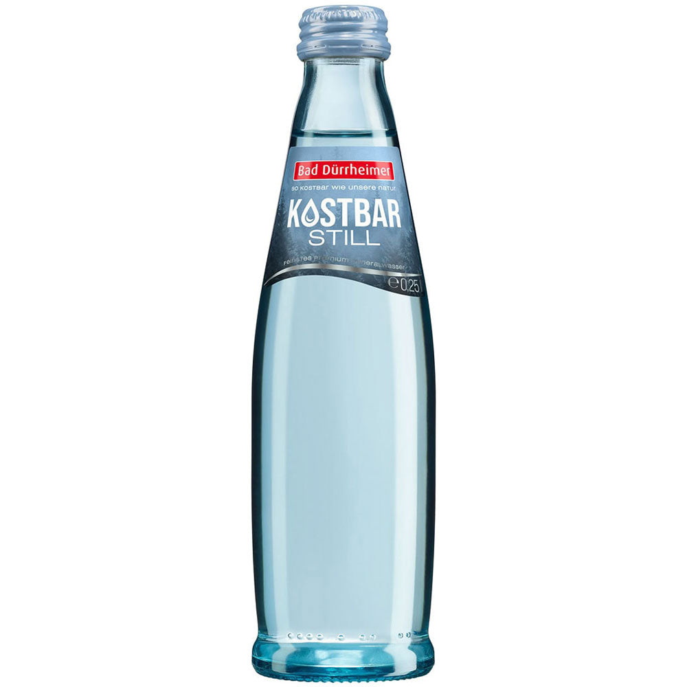 Eine Klarglasflasche Bad Dürrheimer Kostbar Mineralwasser Still Exklusiv (24x0,25L MEHRWEG), mit blauem Etikett und silbernem Verschluss, aus dem Schwarzwald stammend und als Bio-Mineralwasser zertifiziert.