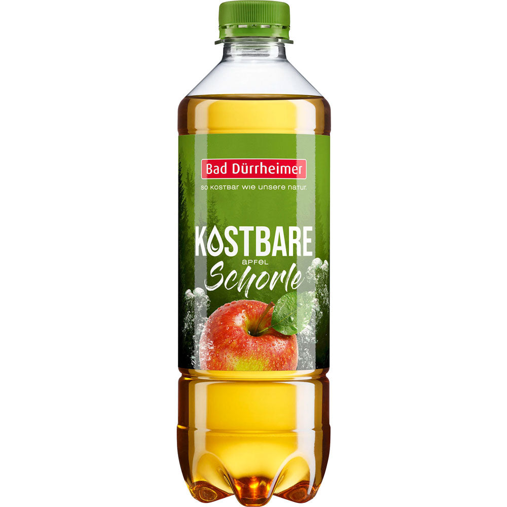 Eine Bad Dürrheimer Kostbare Apfelschorle PET 0,5L (Einweg) Flasche mit grünem Etikett und Apfelbild, hergestellt aus Bodensee-Äpfeln der Region Streuobstwiesen.