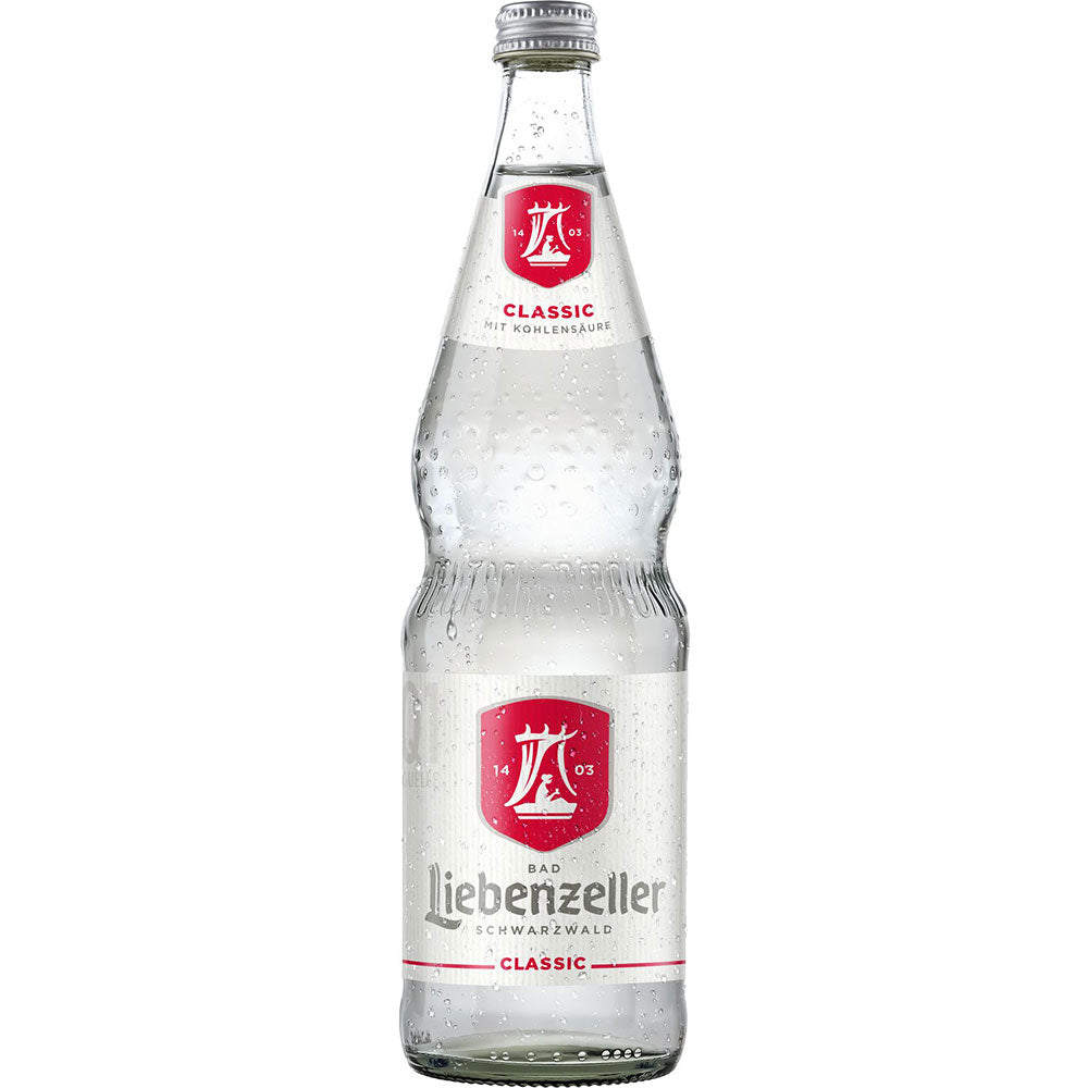 Eine Klarglasflasche Bad Liebenzeller Classic Mineralwasser (0,7 l Mehrweg) mit Kondenswasser und einem roten Etikett.