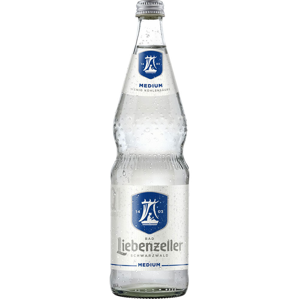 Eine 0,7-Liter-Glasflasche Bad Liebenzeller Medium Mineralwasser (MEHRWEG) mit einem blau-weißen Etikett mit Wassertropfen.