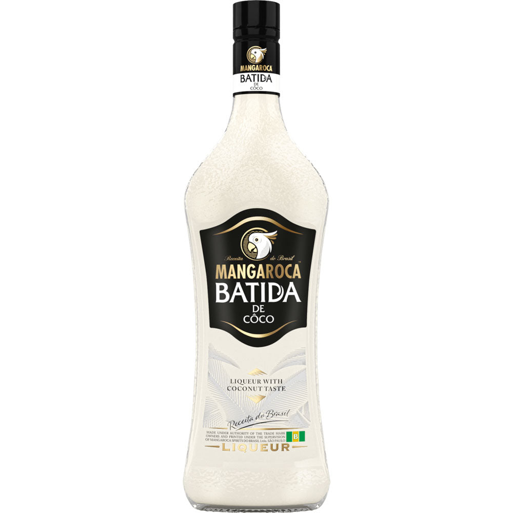 Eine 1-Liter-Flasche Mangaroca Batida De Coco 16% von Mangaroca Batida, ein Likör mit Kokosnussgeschmack, der mit brasilianischem Cachaça hergestellt wird und ein schwarz-weißes Etikett trägt.