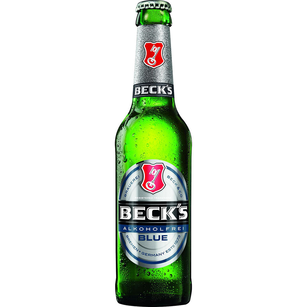 Eine grüne Glasflasche von Beck's Blue Alkoholfrei (MEHRWEG), 0,33 l, mit silbernem Etikett und Kondensationstropfen.