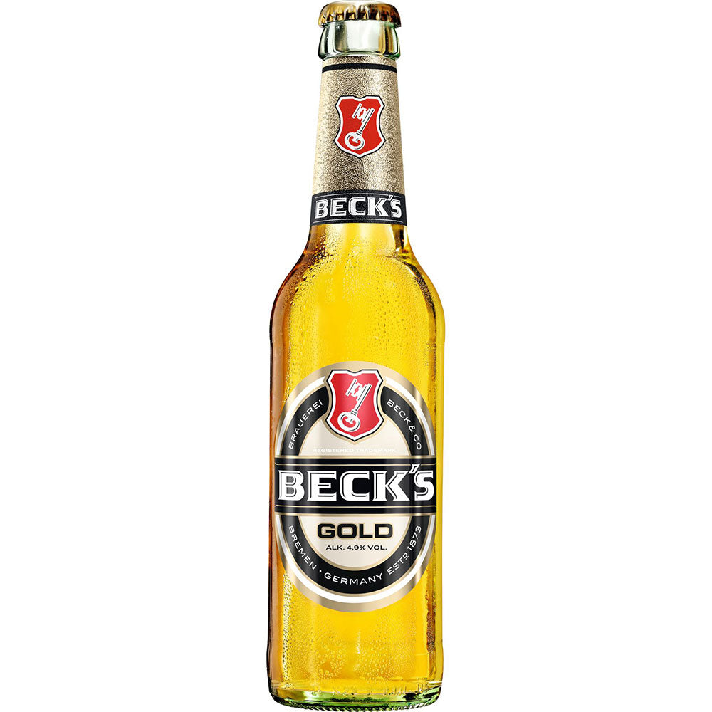 Eine Beck's Gold 4x6er 24x 0,33 Liter (MEHRWEG) Flasche von Beck's mit einem goldenen Etikett und Kondenswasser auf dem Glas vor weißem Hintergrund, das seine erfrischende Wirkung unterstreicht.