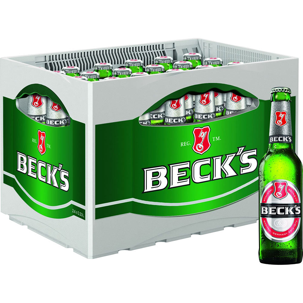Eine Kiste mit Beck's Pils 24x 0,33 Liter (MEHRWEG) Flaschen, mit einer einzelnen Beck's Flasche vor der Kiste.