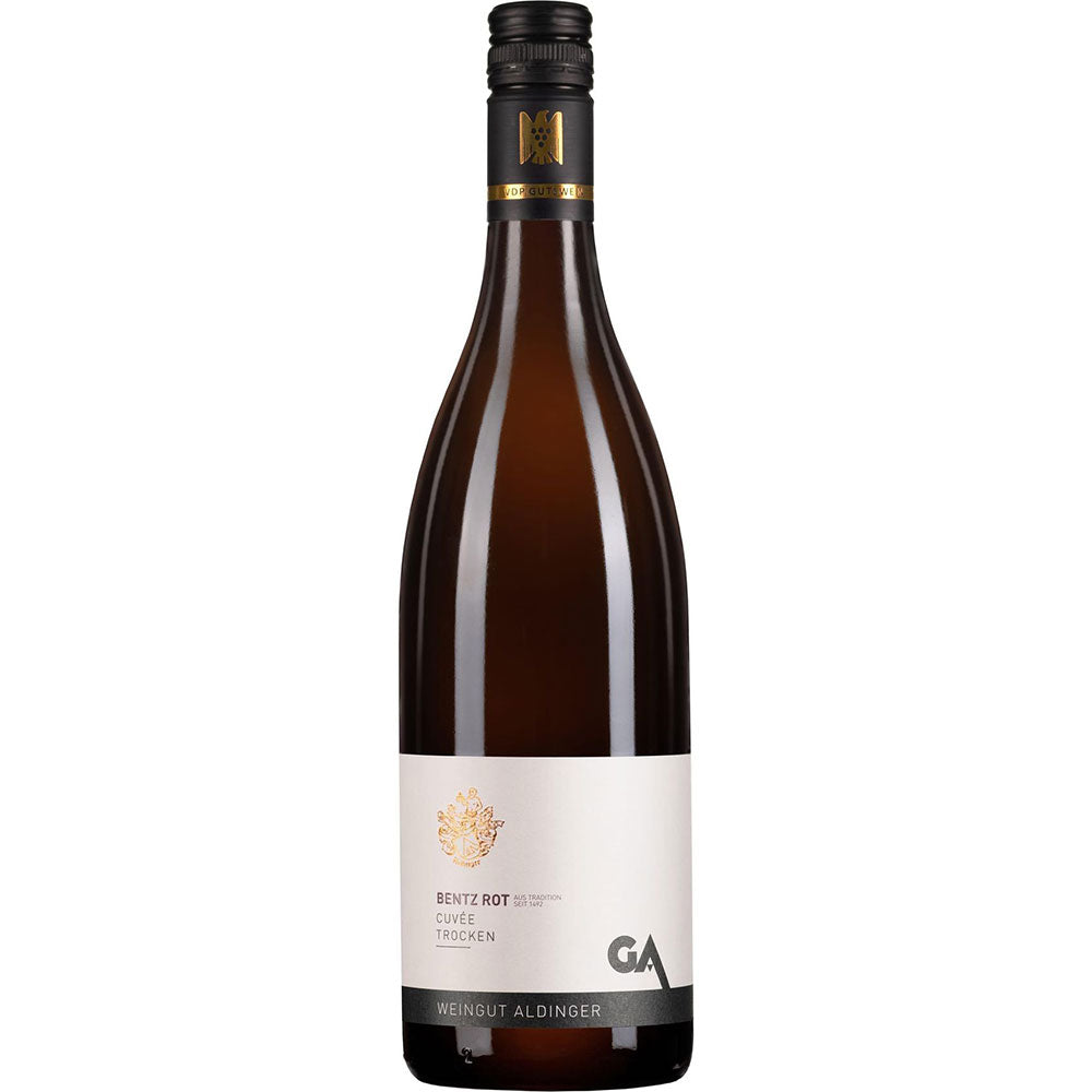 Eine Flasche Aldinger Bentz Rotwein-Cuvée trocken 2023, ein deutscher Rotwein aus Württemberg mit weißem Etikett und schwarzem Verschluss - ideal als Alltagswein von Aldinger.