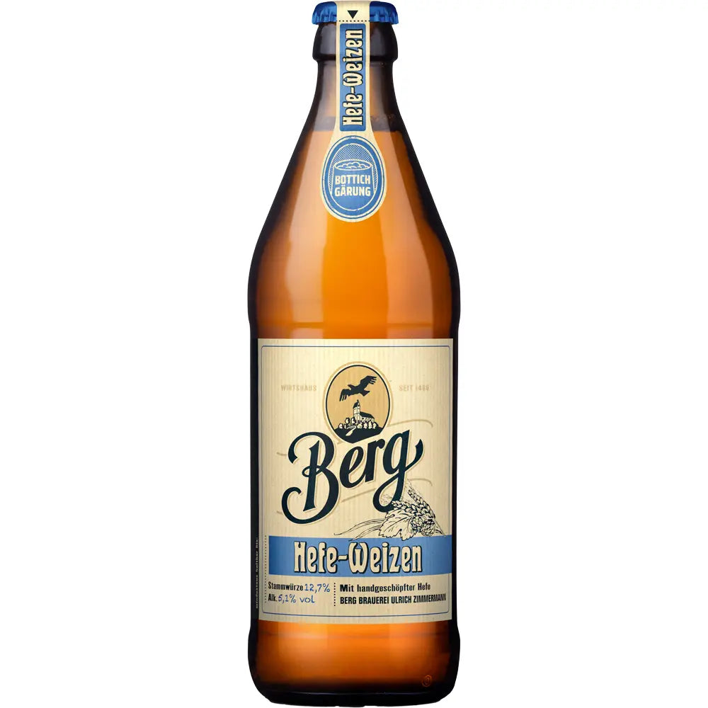Eine 0,5l-Braunglasflasche Berg Hefe-Weizen Hell aus Baden-Württemberg, mit beige-blauem Etikett, blauem Verschluss und Hervorhebung der traditionellen Braukunst; erhältlich im 20er-Pack (MEHRWEG).
