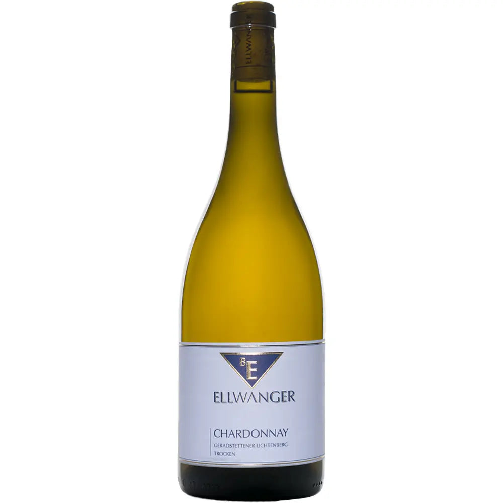 Eine Flasche Bernhard Ellwanger Geradstettener Lichtenberg Chardonnay trocken 2023 mit blau-weißem Etikett ist vor einem schlichten weißen Hintergrund abgebildet.