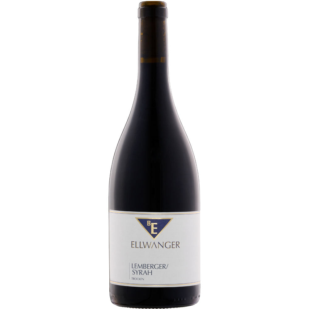 Eine Flasche Bernhard Ellwanger Lemberger / Syrah trocken 2023, ein deutscher Rotwein mit weißem Etikett und dunklem Glas, von der Marke Bernhard Ellwanger.