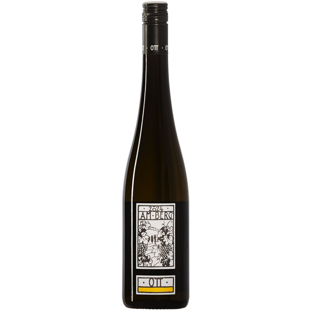 Hohe Weinflasche mit schwarz-weißem, geblümtem Etikett und Schraubverschluss mit dem Bernhard Ott Grüner Veltliner am Berg BIO 2024.