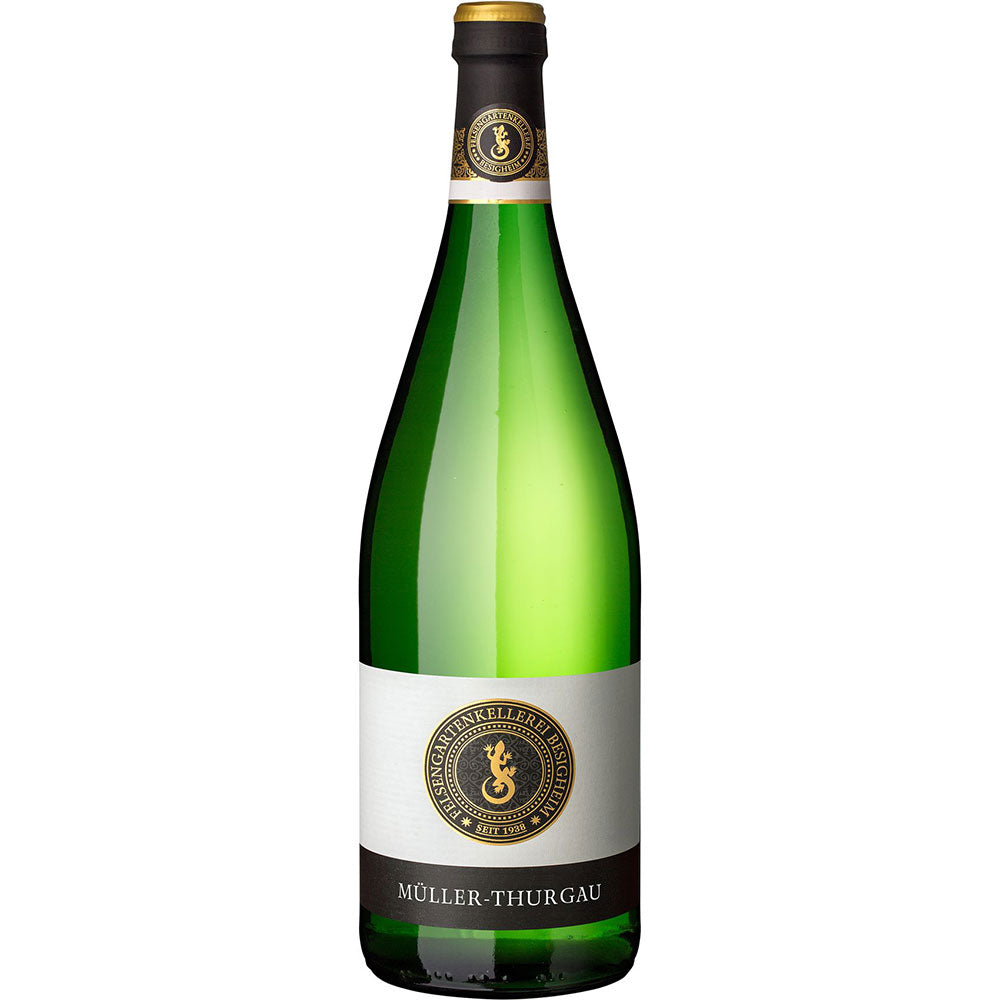 Grüne Flasche Felsengartenkellerei Besigheim Müller-Thurgau lieblich (12x1L, MEHRWEG), mit goldenem und schwarzem Siegel, abgebildet auf weißem Hintergrund. Klassische deutsche Weißwein-Eleganz aus der Felsengartenkellerei Besigheim.