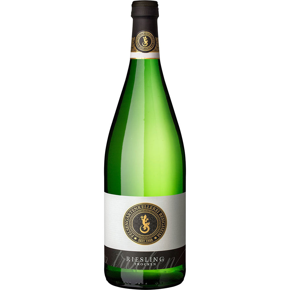 Eine grüne Flasche Felsengartenkellerei Besigheim Riesling trocken 12x 1 Liter (MEHRWEG) mit einem schwarz-goldenen Etikett unterstreicht den klassischen deutschen Weißwein-Stil vor weißem Hintergrund.