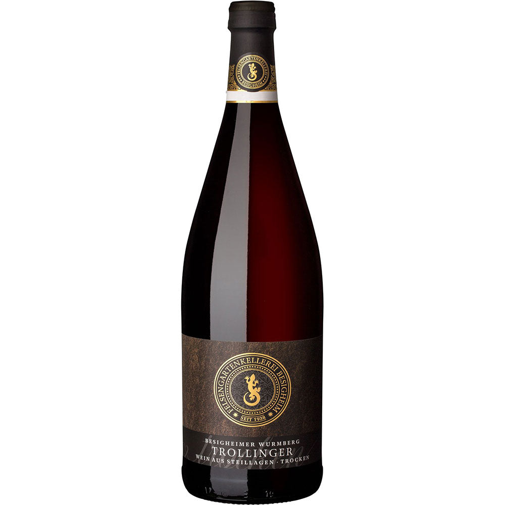 Eine 1L-Flasche Felsengartenkellerei Besigheim Wurmberg Trollinger trocken - ein klassischer württembergischer Rotwein im 12x MEHRWEG-Pack mit dem eleganten schwarz-goldenen Etikett der Marke.