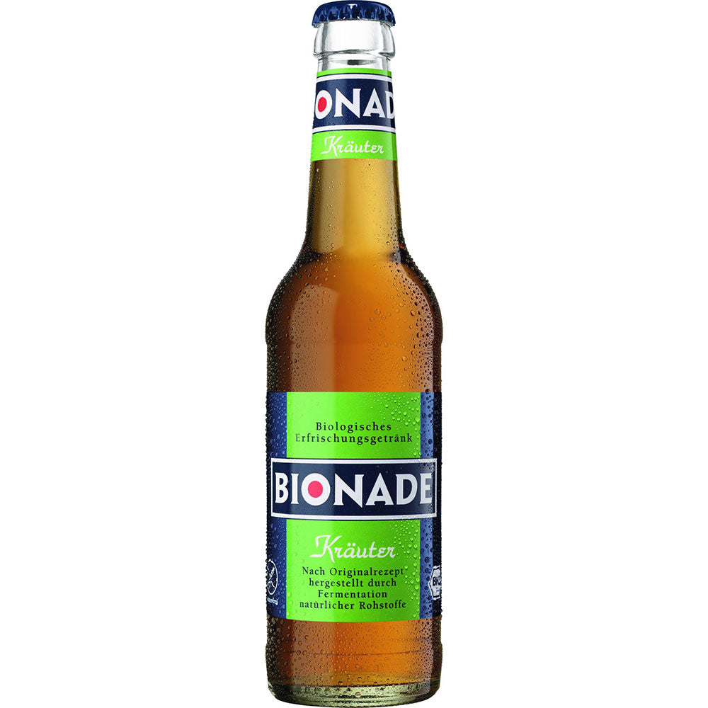 Eine gekühlte Flasche Bionade Kräuter Bio 12x 0,33 Liter (MEHRWEG) von Bionade, eine erfrischende Limonade ohne Frucht, mit Kondenswasser am Glas.