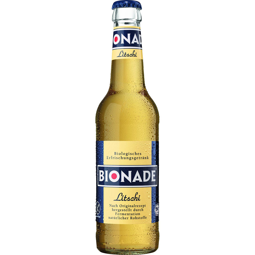 Eine 0,33-Liter-Glasflasche Bionade Litschi Bio (Mehrweg), eine Bio-Litschi-Limonade von Bionade, mit blauem und gelbem Etikett; erhältlich im 12er-Pack.