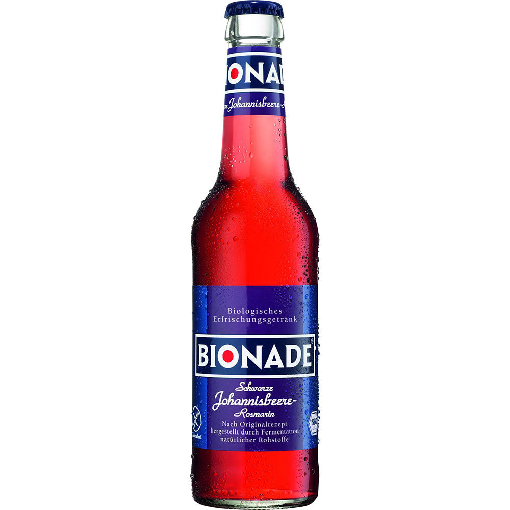 Eine Flasche Bionade Schwarze Johannisbeere Rosmarin Bio Erfrischungsgetränk (0,33 l, Mehrweg) mit Kondenswasser.