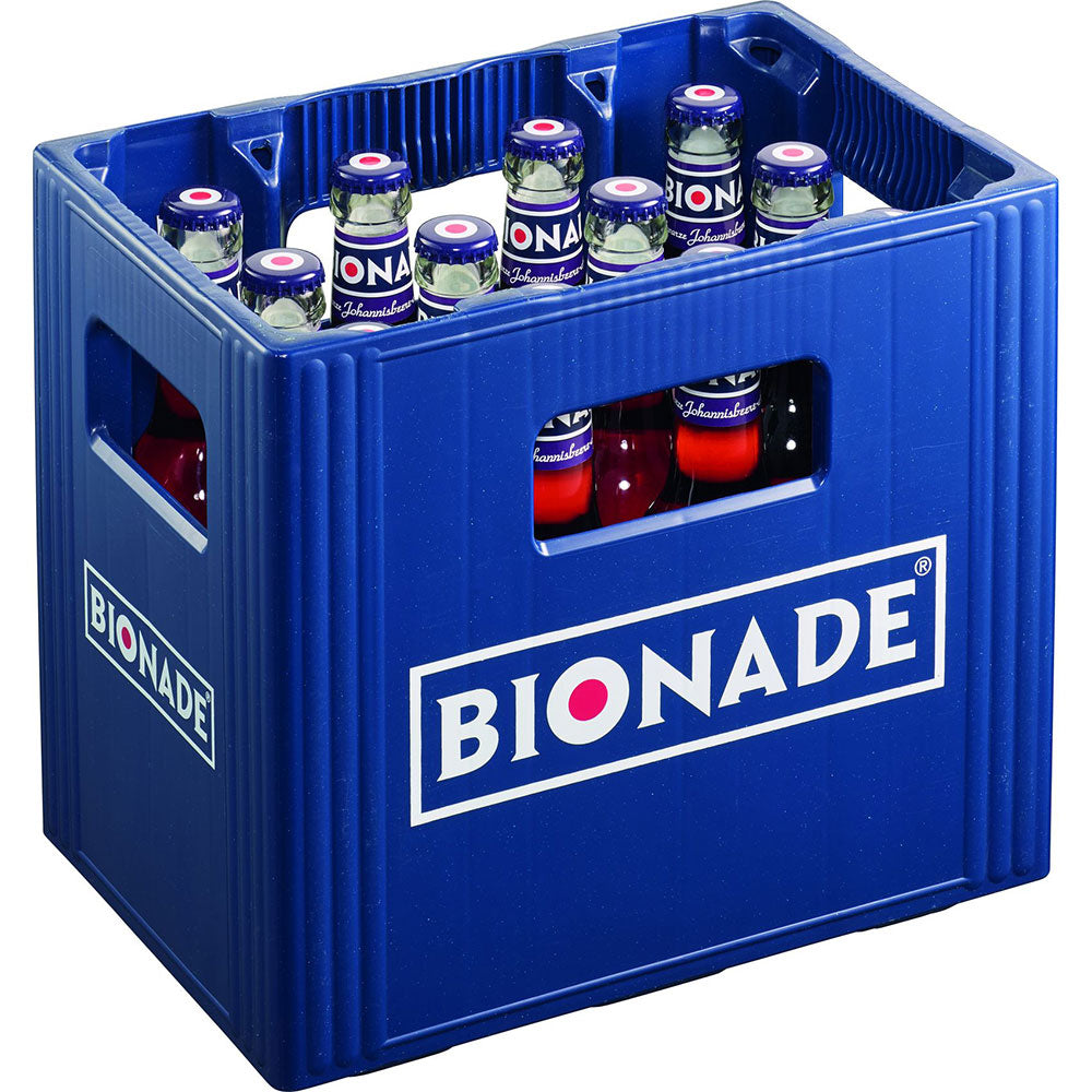 Eine blaue Bionade-Kiste enthält 12 wiederverwendbare 0,33L BIO-Glasflaschen Bionade Schwarze Johannisbeere Rosmarin mit blauen und roten Etiketten.