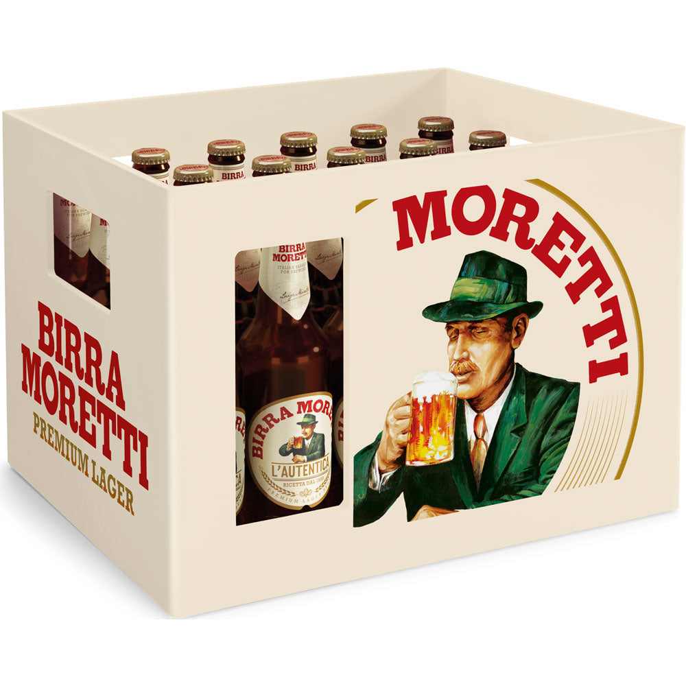 Eine Kiste Birra Moretti 24x 0,33 Liter (MEHRWEG) zeigt die kultigen italienischen Bierflaschen und einen Mann mit grünem Hut, der ein Bier in der Hand hält, was für den authentischen Birra Moretti-Geschmack steht.