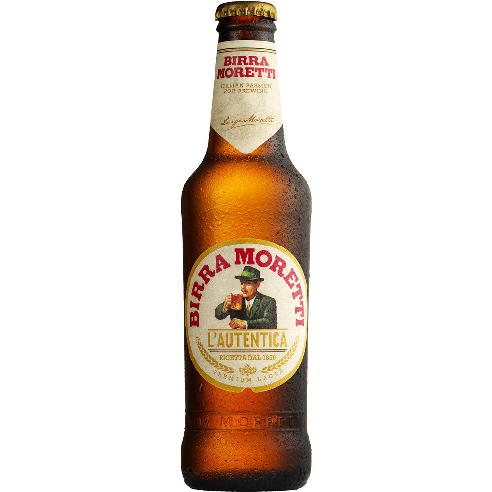 Eine braune Glasflasche Birra Moretti, ein italienisches Bier mit einem Etikett im Vintage-Stil, wird in einem 24x 0,33L Mehrweg-Pack geliefert - perfekt, um den authentischen italienischen Geschmack zu teilen.