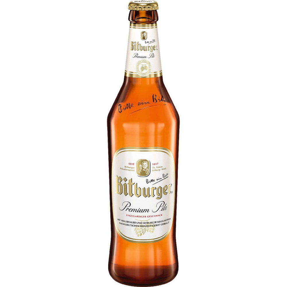 Eine 0,5-Liter-Flasche aus dem Bitburger Premium Pils 20er-Pack (Mehrweg) von Bitburger mit dem klassischen gold-weißen Etikett auf weißem Grund in aufrechter Position.