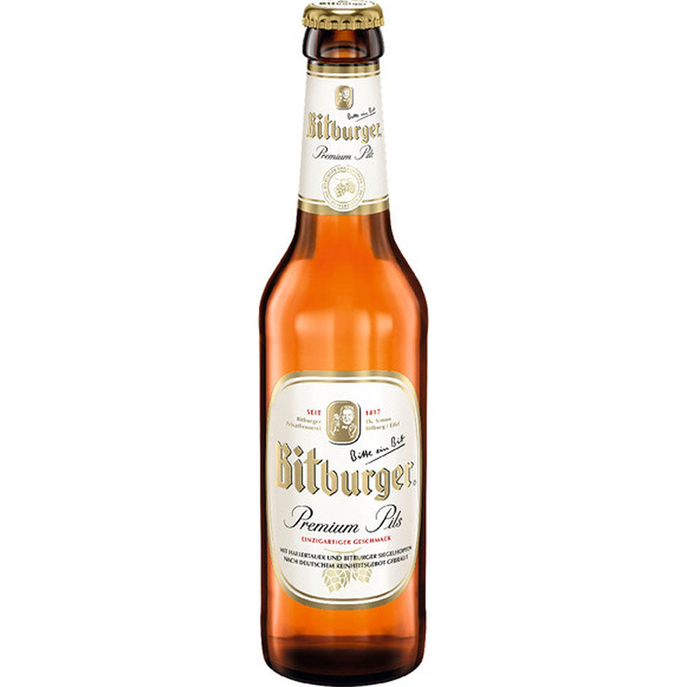 Eine 0,33-Liter-Glasflasche Bitburger Premium Pils (24er-Pack, MEHRWEG), ein authentisches deutsches Pils von Bitburger, mit gold-weißem Etikett auf weißem Hintergrund.