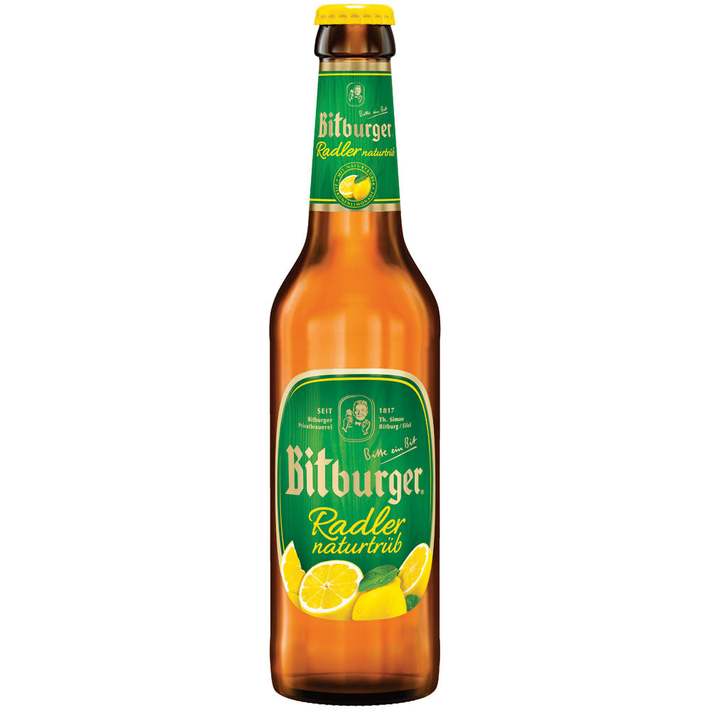 Eine Bitburger Radler Naturtrüb 0,33L MEHRWEG Flasche von Bitburger mit grünem Etikett und Zitronenmotiven, die den erfrischenden Zitronenlimonaden-Geschmack auf der Vorderseite hervorheben. Die Packung enthält 24 Flaschen.