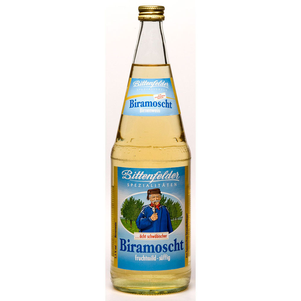 Eine 1-Liter-Flasche Bittenfelder Biramoscht von Bittenfelder Fruchtsäfte mit einem blauen Etikett und der Abbildung eines trinkenden Mannes.
