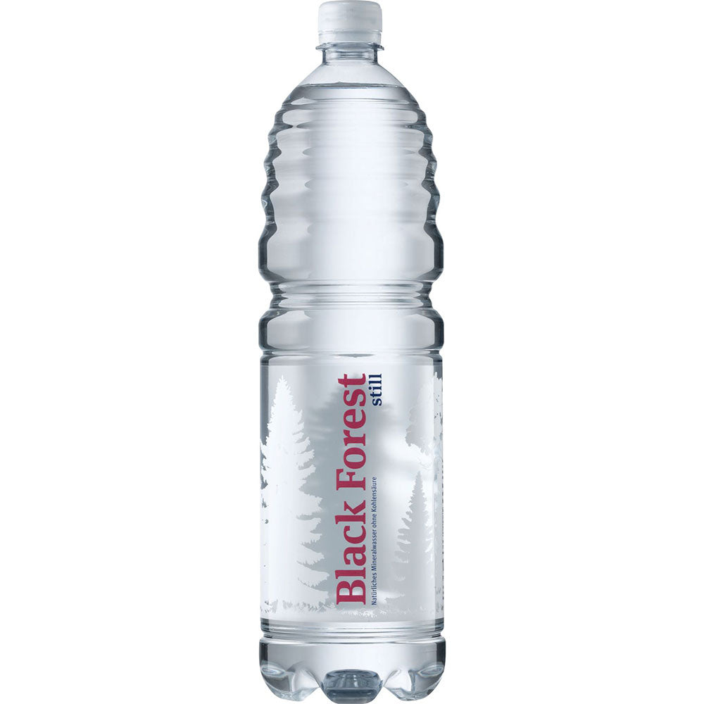 Klare PET-Flasche Black Forest Still 1,5 l (6er-Pack, EINWEG), natriumarm, mit einem Etikett mit Waldmotiven.