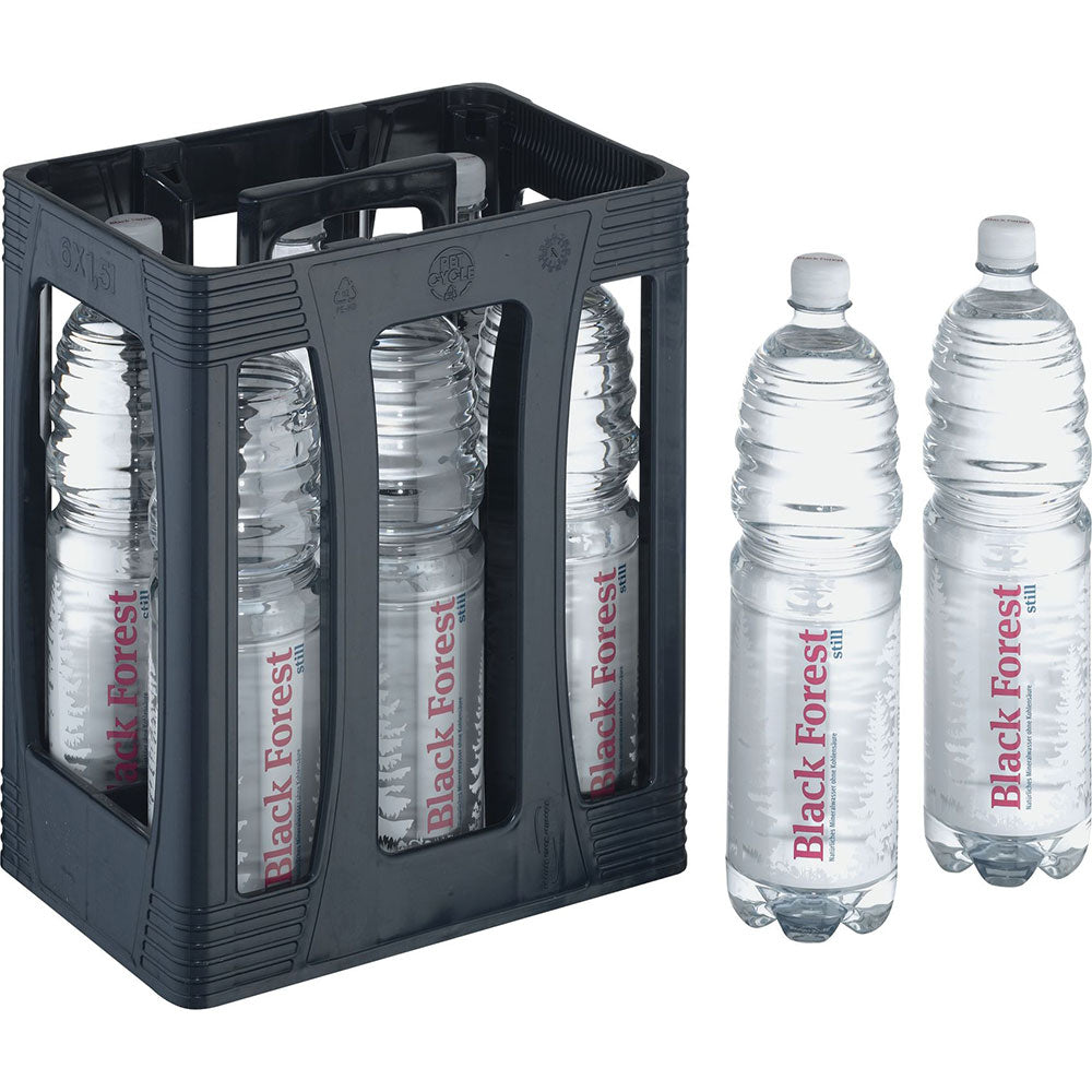 Eine Schwarzwälder Still-PET-Kiste mit 6 x 1,5-Liter-Flaschen (EINWEG), plus zwei Flaschen mit niedrigem Natriumgehalt aus dem Set, die außerhalb der Kiste platziert werden.