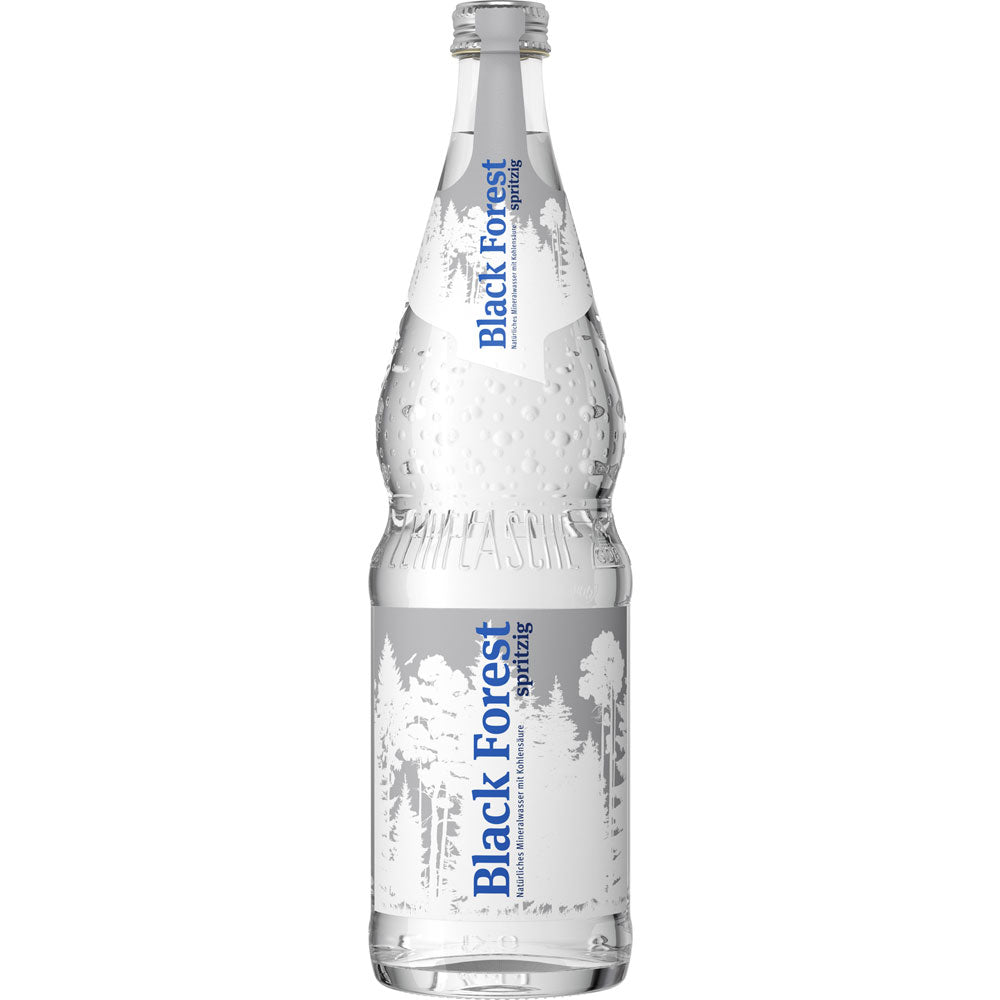 Eine Klarglasflasche Schwarzwälder Spritzig 12x 0,7 Liter (MEHRWEG) Mineralwasser von Black Forest mit weißem Etikett und blauer Schrift und ausgewogenem pH-Wert für einen erfrischenden Geschmack.