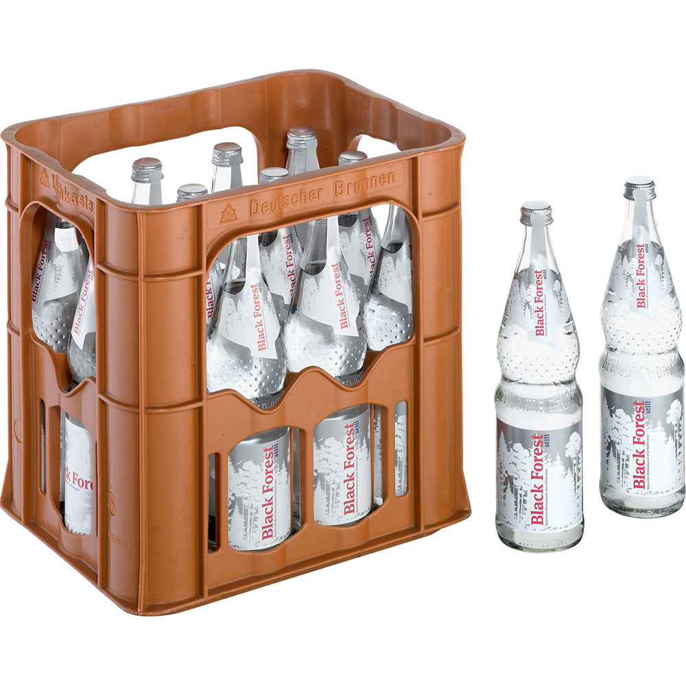 Eine braune Kiste enthält Glasflaschen von Black Forest Still 12x 0,7 Liter (MEHRWEG); zwei Flaschen dieses Schwarzwälder Mineralwassers stehen außerhalb der Kiste.