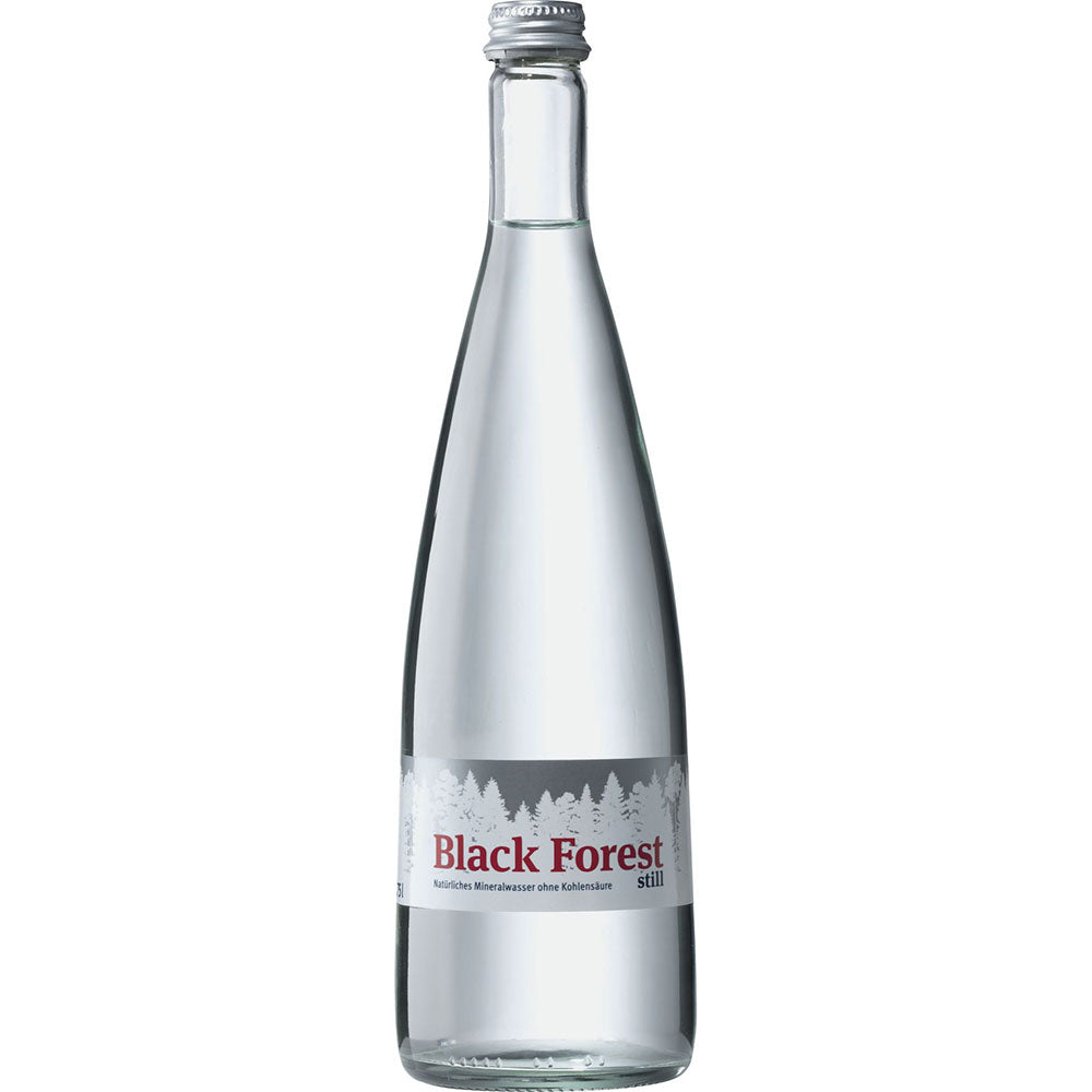 Schwarzwälder Mineralwasser Still Gourmet (0,75 l, Mehrweg) in einer Klarglasflasche mit silbernem Verschluss und weißem Etikett mit Baumsilhouetten.