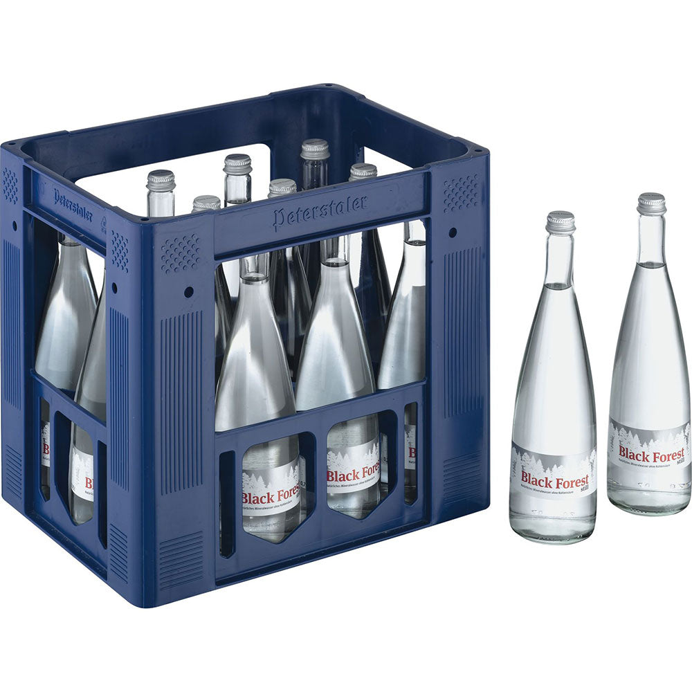 Eine blaue Kiste fasst 12 Flaschen Schwarzwälder Stilles Gourmet-Mineralwasser (0,75 l, Mehrweg), zwei weitere Flaschen sind außen angebracht - ideal für eine erfrischende Flüssigkeitszufuhr oder eine Wasseranalyse.