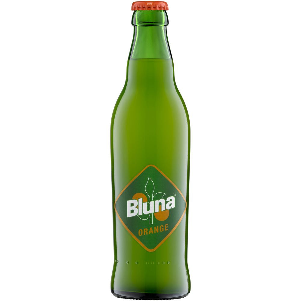 Eine grüne Glasflasche Bluna Orange 24x 0,33 Liter (MEHRWEG) von Bluna, mit orangefarbenem Verschluss und Etikett, mit einem erfrischenden Orangenaroma.