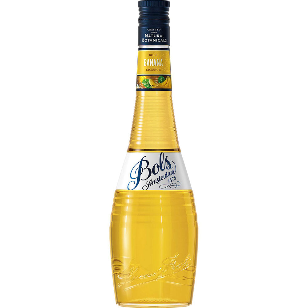 Eine Flasche Bols Gelbe Banane Creme de Banane 17% (0,7 l) mit ihrem leuchtend gelben Likör und dem blauen Etikett steht aufrecht vor einem weißen Hintergrund und hebt diesen klassischen Bananenlikör von Bols hervor.