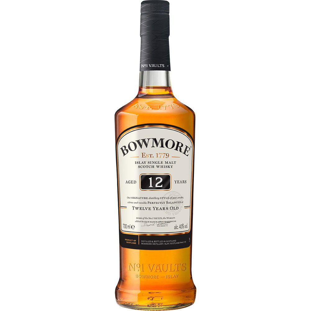 Eine 0,7-Liter-Flasche Bowmore 12 Jahre Single Malt Scotch Whisky (40%), mit dem kultigen schwarz-weißen Etikett von Bowmore.