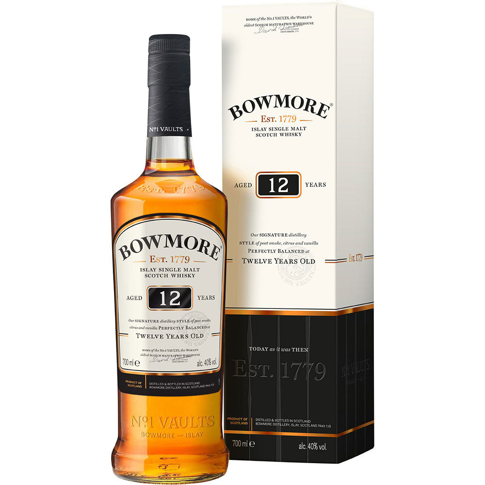 Eine Flasche Bowmore 12 Jahre Single Malt Scotch Whisky 40% 0,7 Liter steht neben der passenden cremefarbenen und goldenen Schachtel.