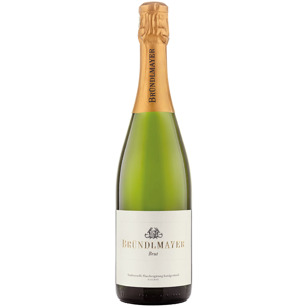 Eine Flasche Bründlmayer Brut Reserve (0,75 Liter) mit goldfarbener Folienversiegelung und weißem Etikett ist genau das Richtige für alle, die einen exquisit gekelterten österreichischen Sekt der renommierten Marke Bründlmayer suchen.