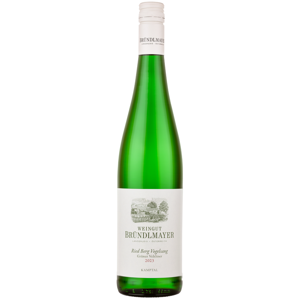 Eine grüne Glasflasche mit dem Weißwein „Bründlmayer Grüner Veltliner Ried Berg Vogelsang DAC 2023“, versehen mit einem weißen Etikett und einer weißen Kappe, ist vor einem weißen Hintergrund abgebildet und verkörpert den raffinierten Charakter des Kamptal DAC.
