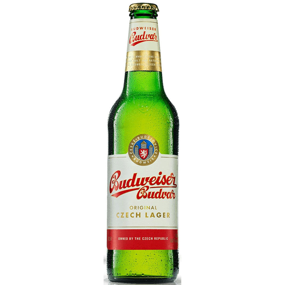 Die grüne Flasche Budweiser Budvar 4x6er 24x 0,33 Liter (MEHRWEG) von Budweiser ist ein knackiges tschechisches Lagerbier mit erfrischendem Kondenswasser auf der Oberfläche.