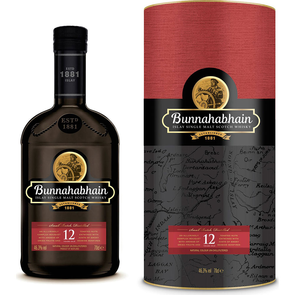 Eine Flasche Bunnahabhain 12 Jahre Single Malt Scotch Whisky 46,3% 0,7 Liter steht neben der passenden zylindrischen Verpackung.