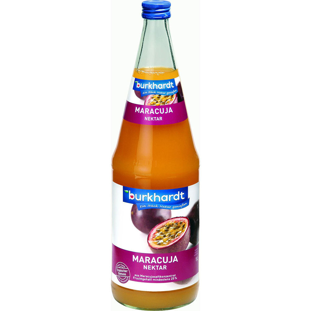 Eine 1L Flasche Burkhardt Maracujanektar (Mehrweg) von Burkhardt Fruchtsäfte bietet eine exotische Note in jedem Schluck, mit einer blauen Kappe und Passionsfrucht Bild auf dem Etikett.
