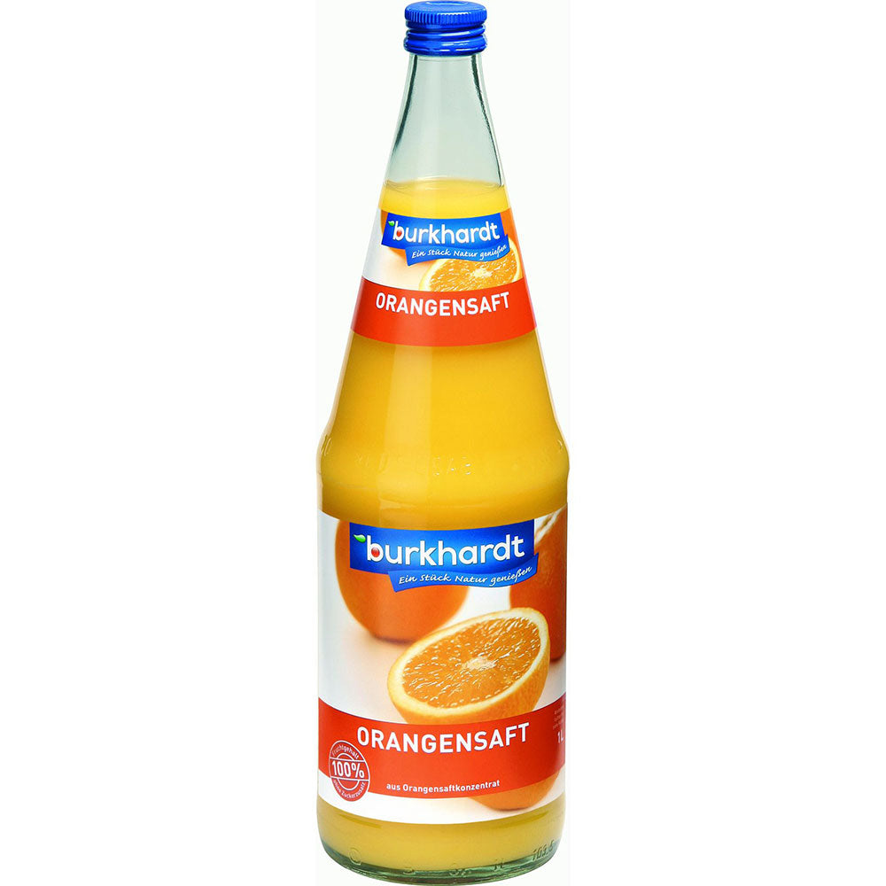 Eine Glasflasche Burkhardt Fruchtsäfte Orangensaft 6x 1 Liter (MEHRWEG) mit einer Orange und einer Scheibe auf dem Etikett, mit 100% Fruchtgehalt.