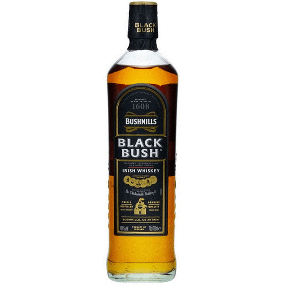 Eine 0,7-Liter-Flasche Bushmills Black Bush Irish Whiskey (40%) mit dem charakteristischen schwarz-goldenen Etikett der Marke auf weißem Hintergrund.